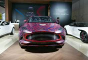 фото Aston Martin DBX 2020-2021 вид спереди