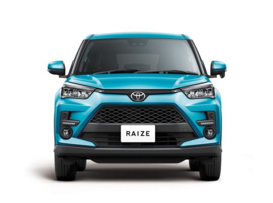 фото Toyota Raize 2020-2021 вид спереди