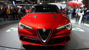 картинки Alfa Romeo Stelvio 2017-2018 вид спереди